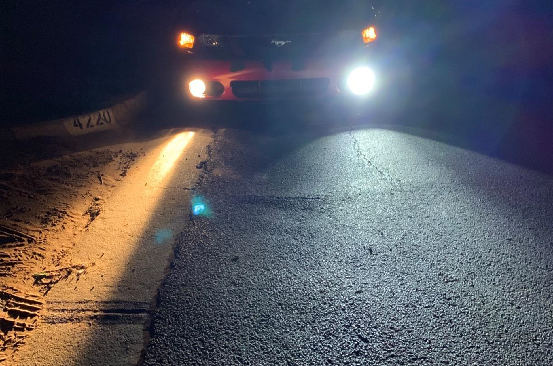 Ford-Mustang-Fog-Lights-bulbs-Alla-6000K-White-vs-Halogen-Lamp-55W
